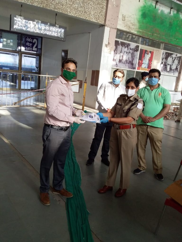 Amitabh shah giving kits to railway police ahmedabad