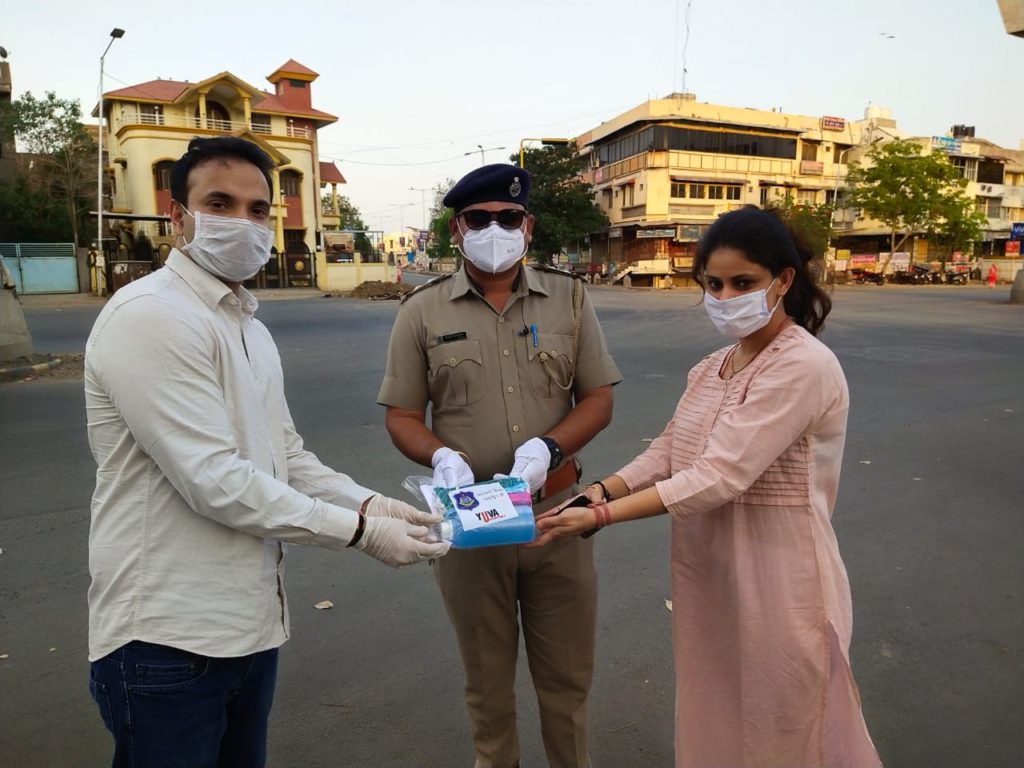 Yuva Unstoppable Founder Amitabh Shah & Rashmi Shah giving hygiene kit to police
